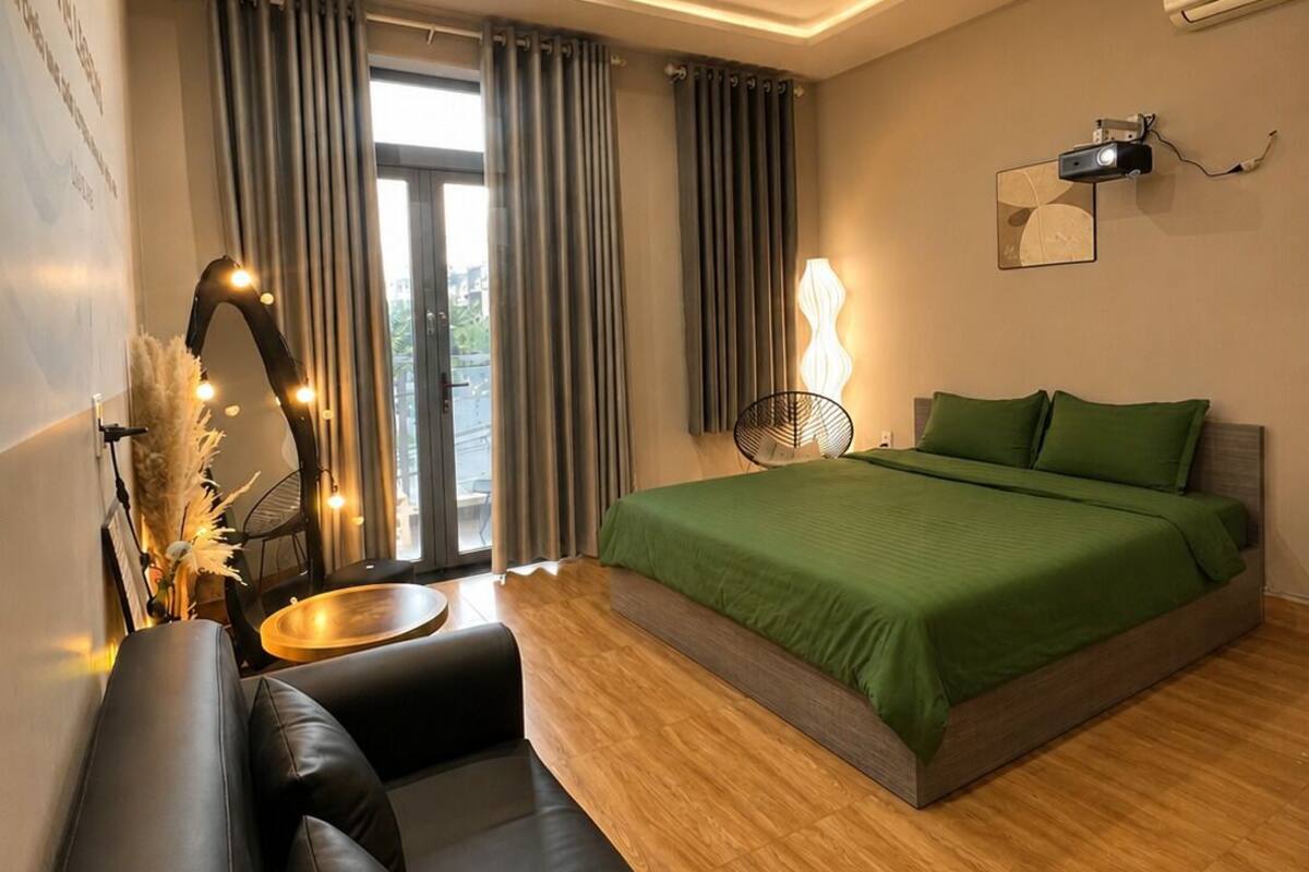 Premium bedding, iron/ironing board, free WiFi