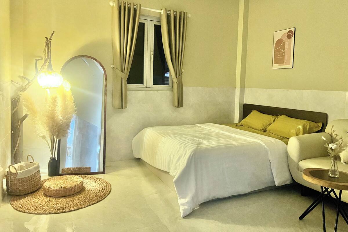 Premium bedding, iron/ironing board, free WiFi