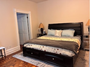5 bedrooms, iron/ironing board, WiFi, bed sheets