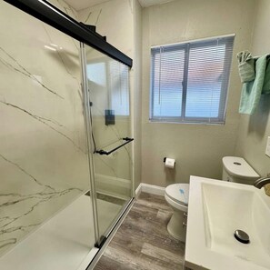 Shower, hair dryer, towels, soap - Renovated Apt in Clearwater, Washer/Dryer, Pets OK (Clearwater)