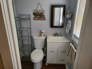 Regadera, bidet, toallas, jabón 