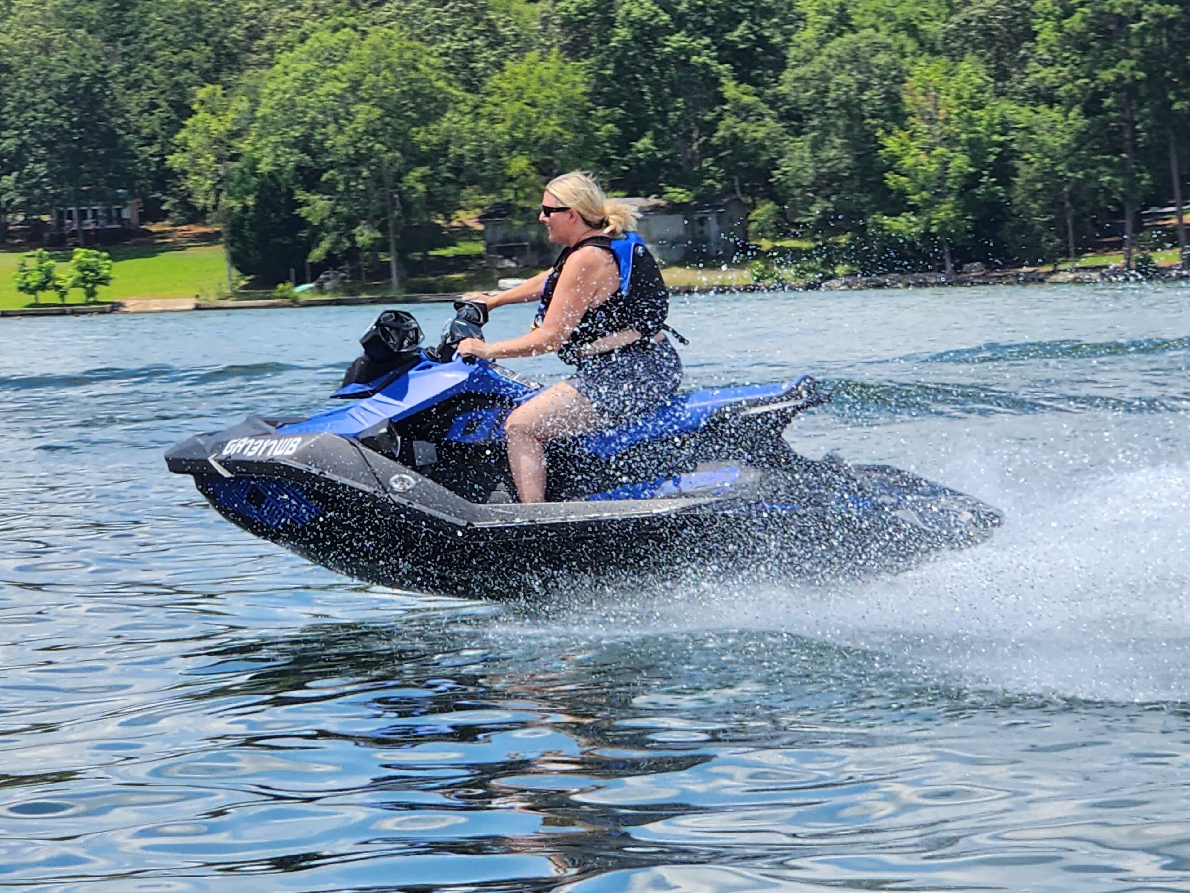 Eine Person fährt mit einem Jetski auf dem Wasser.