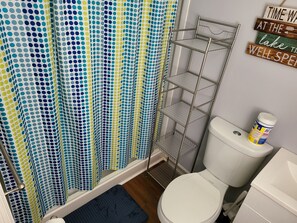 Regadera, bidet, toallas, jabón 