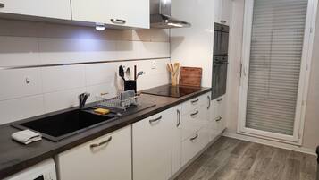 Kühlschrank, Mikrowelle, Ofen, Herdplatte