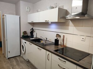 Kühlschrank, Mikrowelle, Ofen, Herdplatte