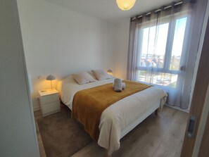 مكتب ومكواة/لوح كي وسرير سفر وواي فاي مجانًا