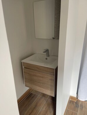 Shower, hair dryer, towels, soap - Le Cocon Thermal - New & modern apartment (Luxeuil-les-Bains)