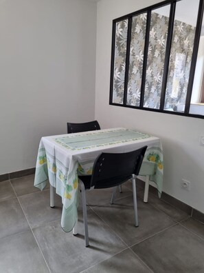 Dining - Le Cocon Thermal - New & modern apartment (Luxeuil-les-Bains)