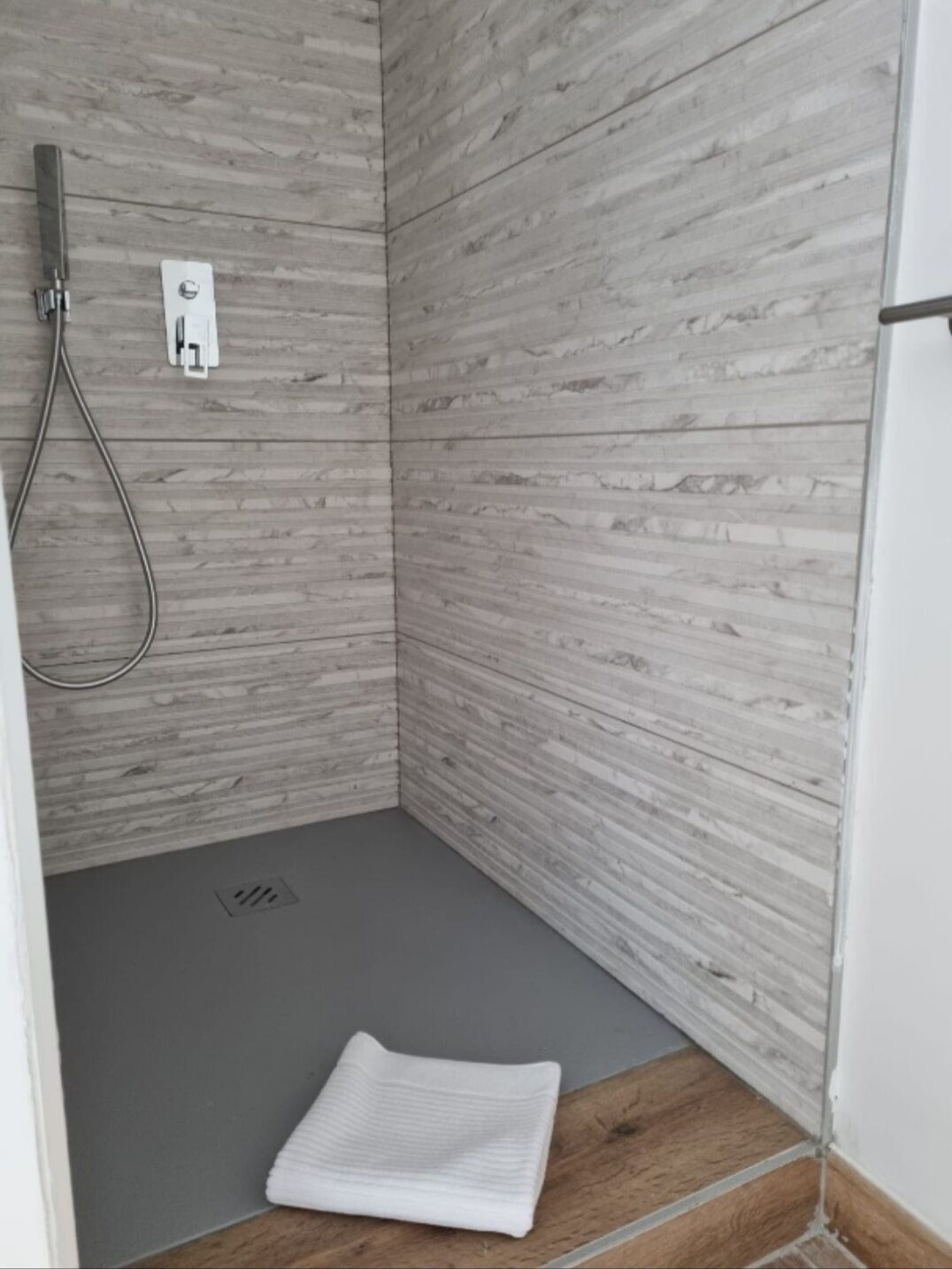 Een douche, een haardroger, handdoeken, zeep