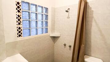 Doppia Comfort | Bagno | Doccia, asciugamani, sapone, carta igienica