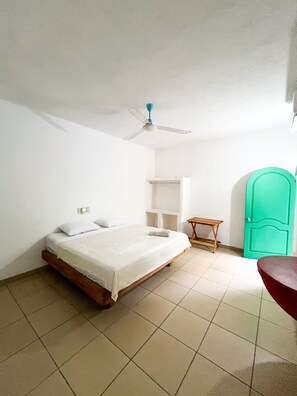 베이직룸 | 무료 WiFi, 침대 시트