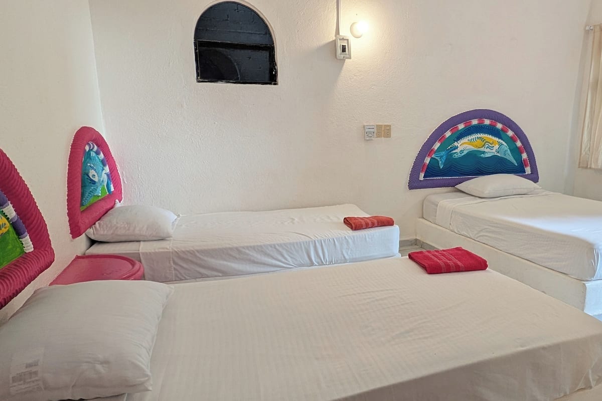 Kolmen hengen perushuone | Ilmainen Wi-Fi, vuodevaatteet