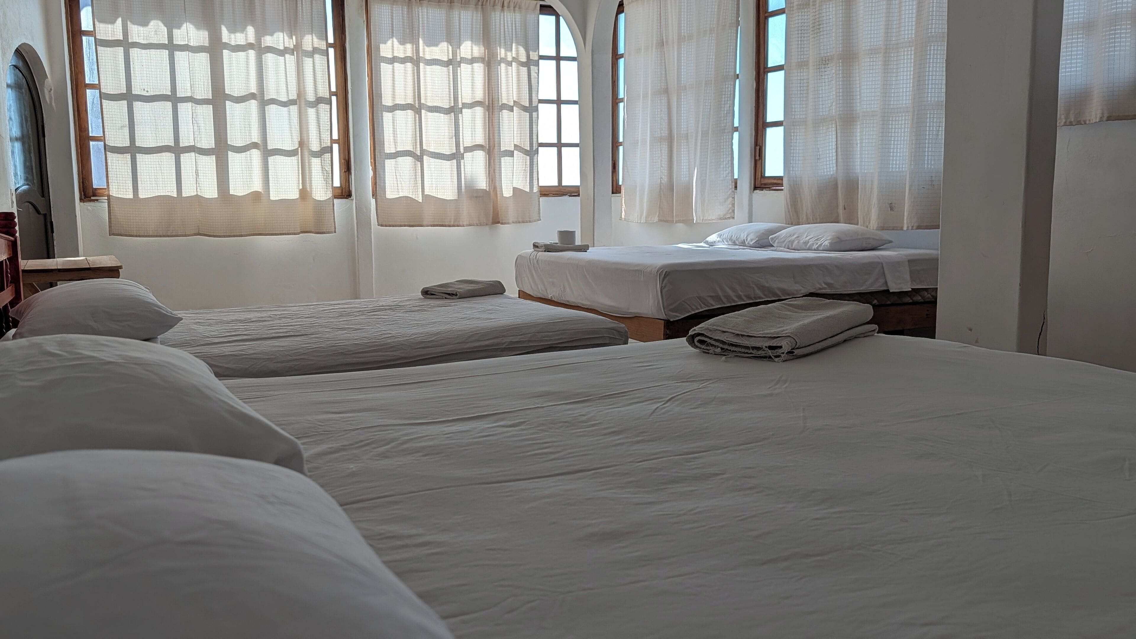 舒適開放式套房 | 免費無線上網、床單