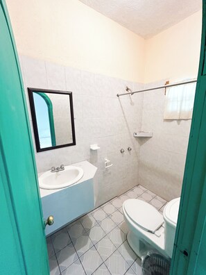 基本雙人房 | 浴室 | 淋浴設備、毛巾、肥皂、衛生紙