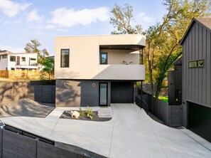 Exterior - Modern and Funky brand-new 2-bedroom house in East Austin (Austin)