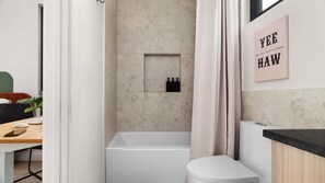 Hair dryer, towels, soap, toilet paper - Modern and Funky brand-new 2-bedroom house in East Austin (Austin)