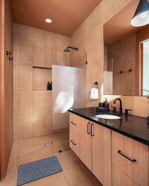 Hair dryer, towels, soap, toilet paper - Modern and Funky brand-new 2-bedroom house in East Austin (Austin)