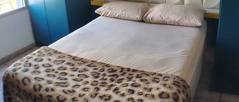 Tabla de planchar con plancha, Internet, ropa de cama