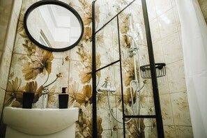 Bathroom - OldTown Suites Smârdan - Pumo Properties (Bucharest)