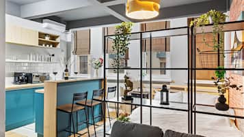 Deluxe studio, kitchenette, uitzicht op de stad | Verduisterende gordijnen, een strijkplank/strijkijzer, gratis wifi