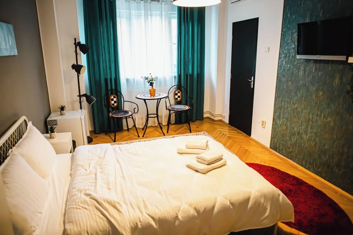 Estudio superior, cocina básica, vistas a la ciudad | Cortinas opacas, tabla de planchar con plancha, wifi gratis