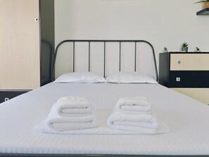 Cortinas blackout, tabla de planchar con plancha y wifi gratis 