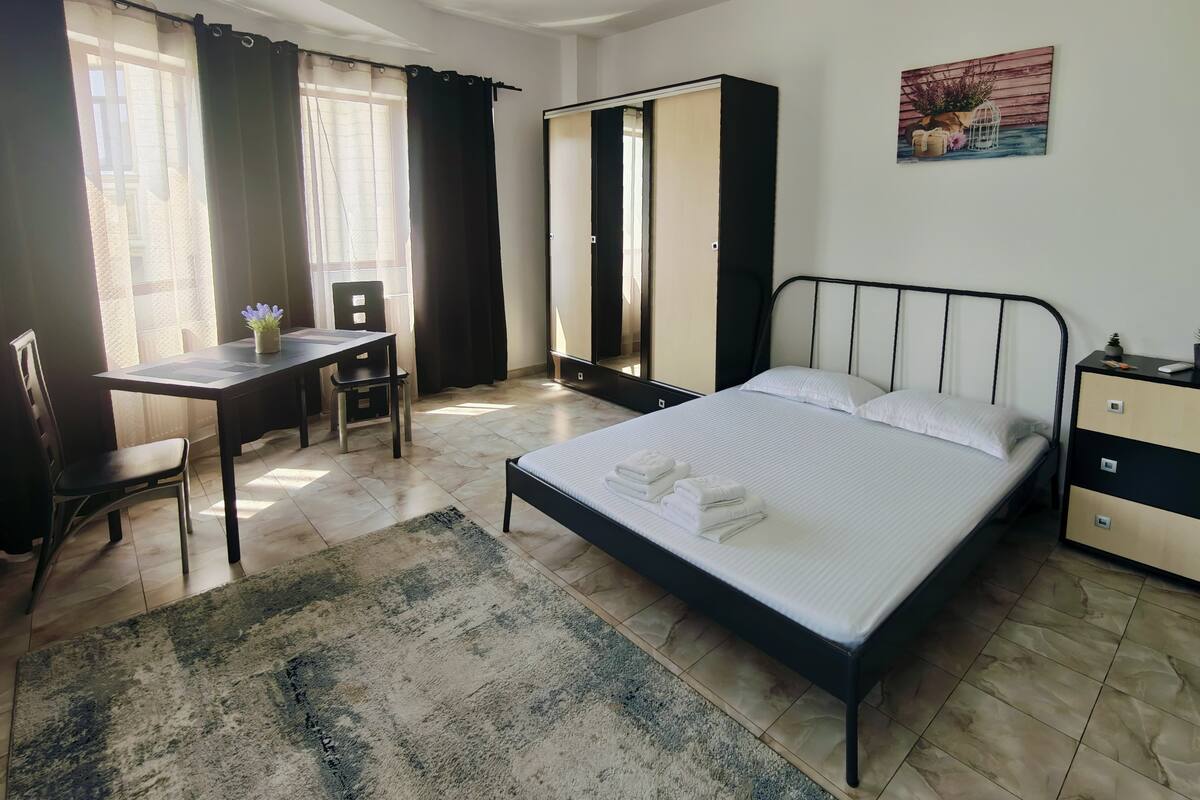 Estudio estándar, cocina básica, vistas a la ciudad | Cortinas opacas, tabla de planchar con plancha, wifi gratis