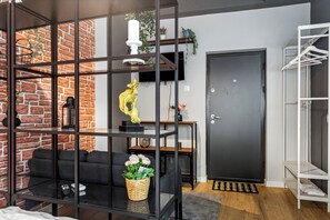 Deluxe Studio, Kitchenette, City View | Living area | 48-inch LED TV with digital channels - OldTown Suites Smârdan - Pumo Properties (Bucharest)