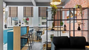 Deluxe Studio, Kitchenette, City View | Blackout drapes, iron/ironing board, free WiFi