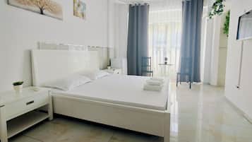 Standaard studio, kitchenette, uitzicht op de stad | Verduisterende gordijnen, een strijkplank/strijkijzer, gratis wifi