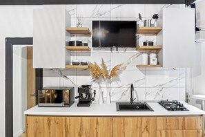 Deluxe Studio, Kitchenette, City View | Private kitchen | Espresso maker, coffee/tea maker, electric kettle - OldTown Suites Smârdan - Pumo Properties (Bucharest)