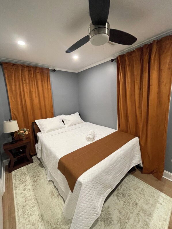 4 bedrooms, iron/ironing board, WiFi, bed sheets