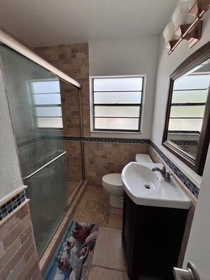 Douche, serviettes fournies