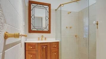 Regadera, secadora de cabello, toallas, jabón