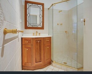 Douche, séchoir à cheveux, serviettes fournies, savon