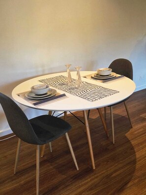 Dining - Leafy Suburb Oasis with Comfort & Charm (St Ives)