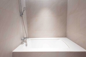 Haartrockner, Handtücher, Seife, Toilettenpapier