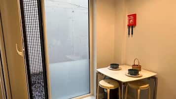 Studio, ikke-røyk | Spiseområde på rommet