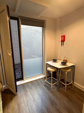 Studio, ikke-røyk | Spiseområde på rommet