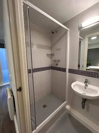 Studio, Non Smoking | Bathroom. Student Only Glassyard Building
