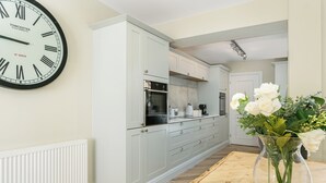Private kitchen - Historic Barber Shop, Parking, Garden, Town Centre (Cirencester)