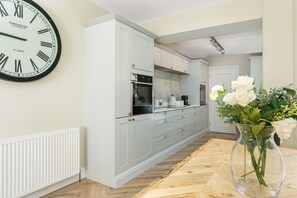 Private kitchen - Historic Barber Shop, Parking, Garden, Town Centre (Cirencester)