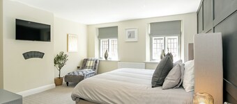 Historic Barber Shop, Parking, Garden, Town Centre