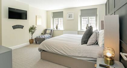 Historic Barber Shop, Parking, Garden, Town Centre