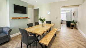 Dining - Historic Barber Shop, Parking, Garden, Town Centre (Cirencester)