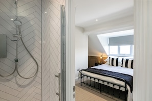4 bedrooms, Internet, bed sheets - Historic Barber Shop, Parking, Garden, Town Centre (Cirencester)