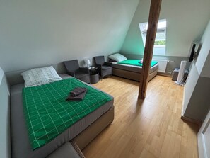 Classic Twin Room, 1 Bedroom, Non Smoking, Tower | Free WiFi - MWM Gästehaus (Meine)