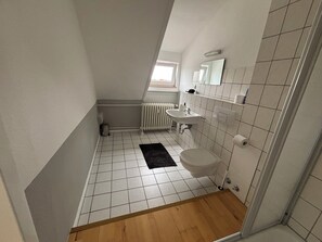 Classic Twin Room, 1 Bedroom, Non Smoking, Tower | Bathroom - MWM Gästehaus (Meine)