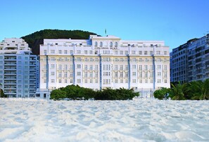 Ein großes, mehrstöckiges Gebäude mit dem Schild "COPACABANA PALACE", das es als Hotel kennzeichnet.