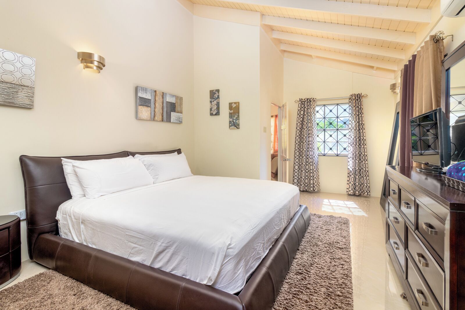 5 bedrooms, iron/ironing board, WiFi, bed sheets